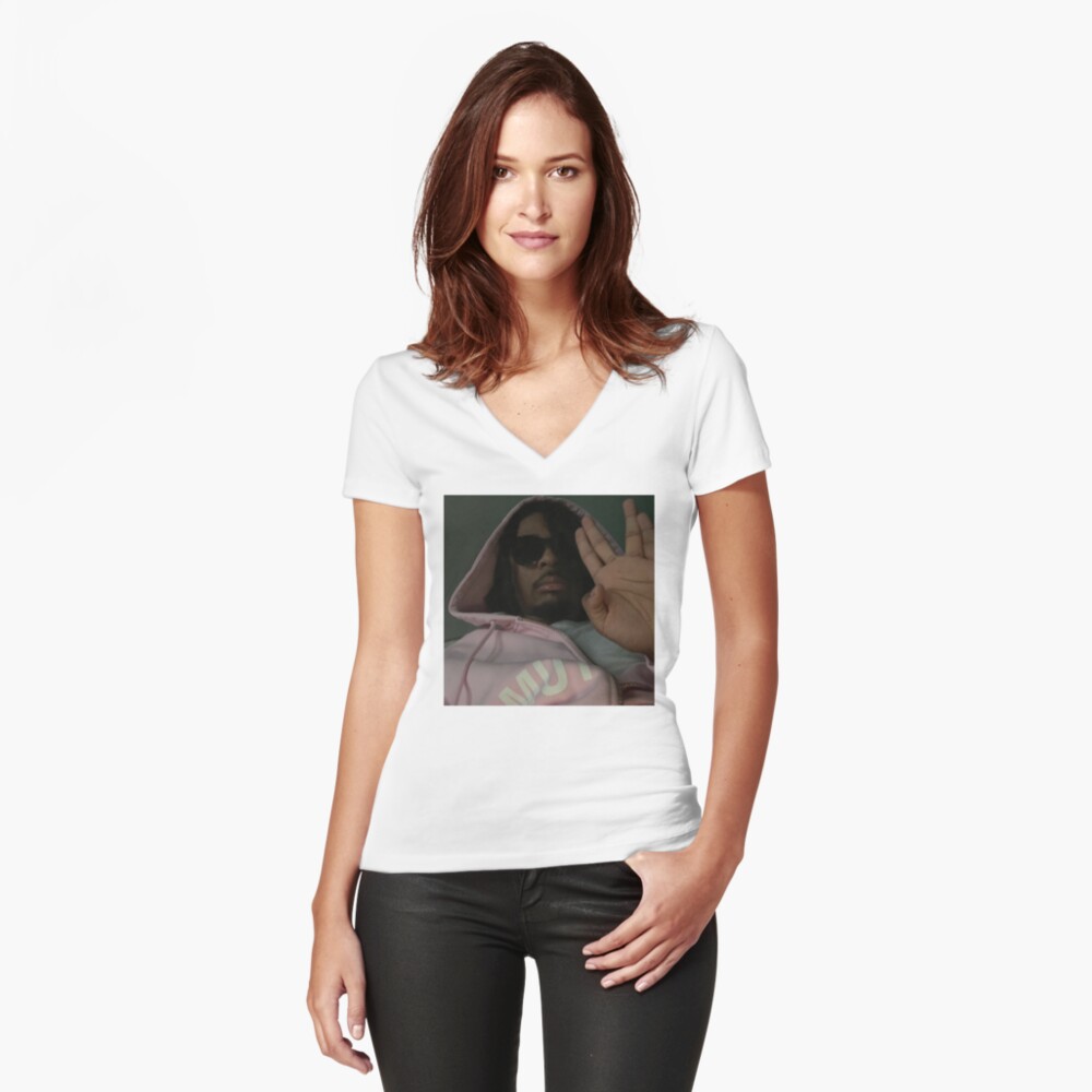 Aperçu de l'œuvre T-shirt moulant col V créée et vendue par rosead-bottss.
