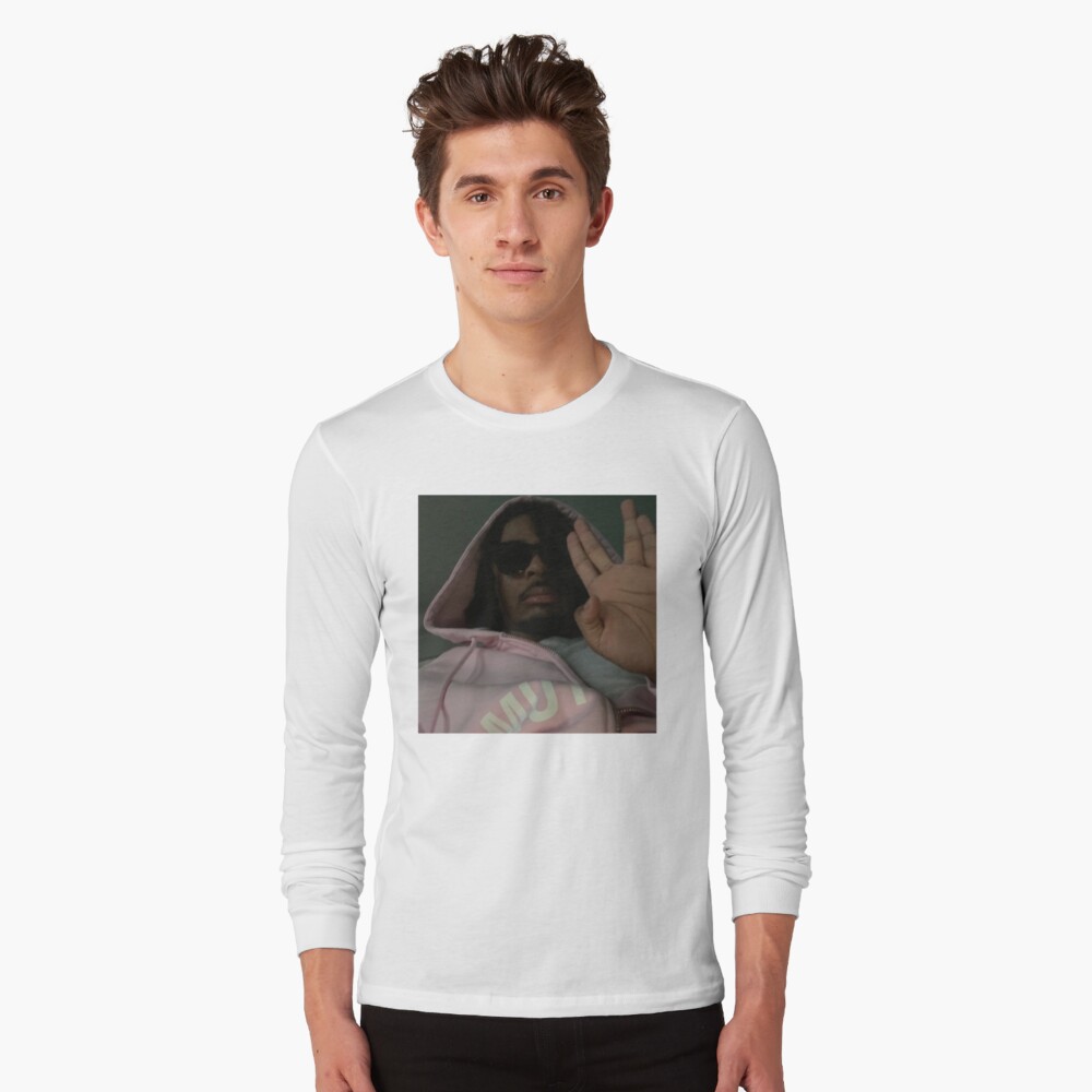 Aperçu de l'œuvre T-shirt manches longues créée et vendue par rosead-bottss.