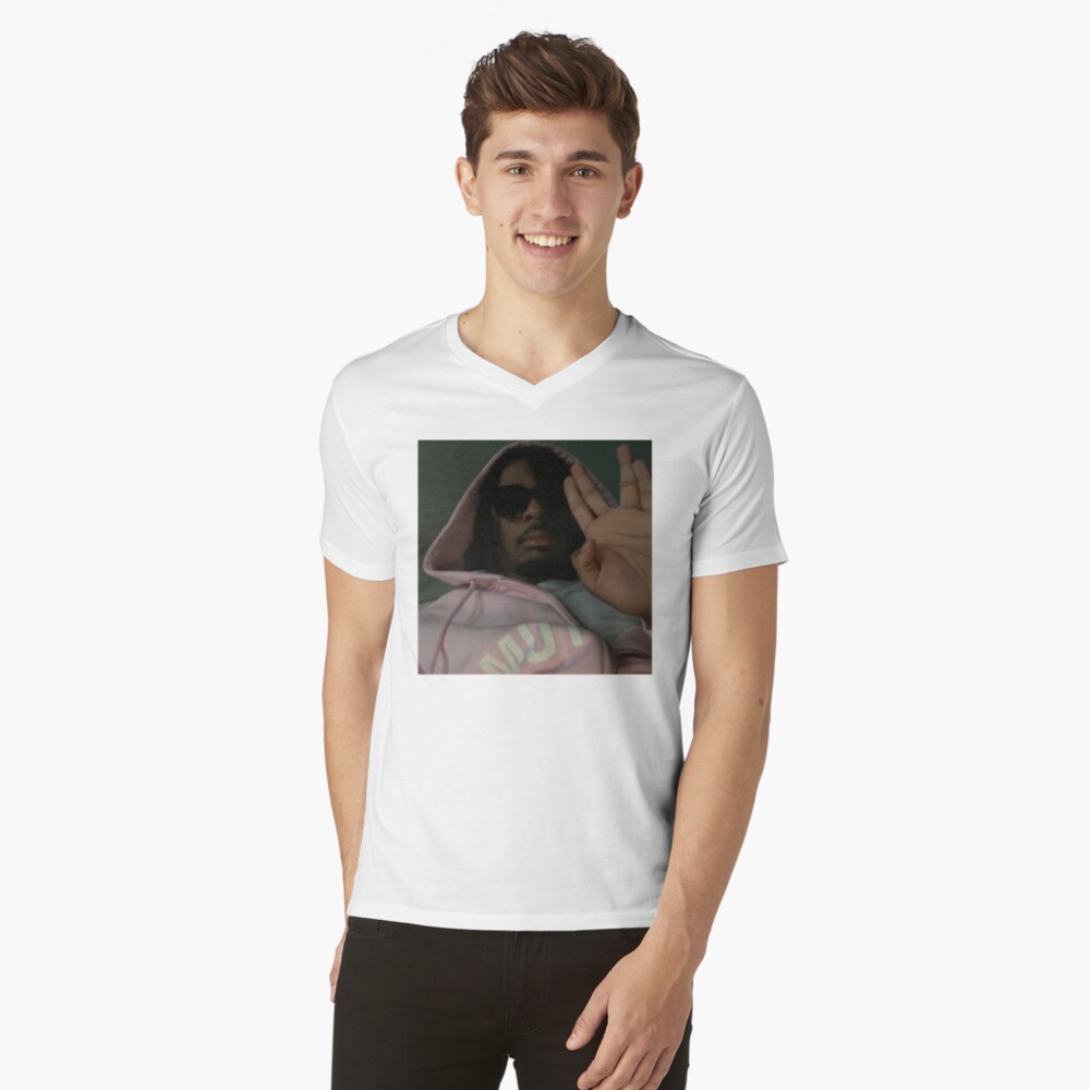 Aperçu de l'œuvre T-shirt col V créée et vendue par rosead-bottss.