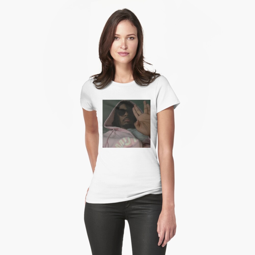 Aperçu de l'œuvre T-shirt moulant créée et vendue par rosead-bottss.