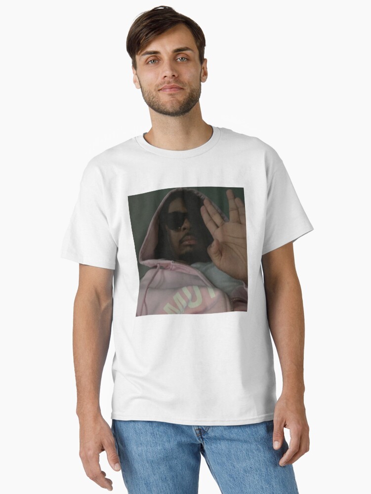 Aperçu 1 sur 7. T-shirt classique avec l'œuvre Conception de la couverture de l'album Izaya Tiji 55 mm créée et vendue par rosead-bottss.