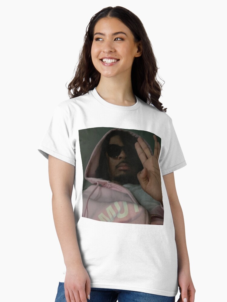 Aperçu 2 sur 7. T-shirt classique avec l'œuvre Conception de la couverture de l'album Izaya Tiji 55 mm créée et vendue par rosead-bottss.