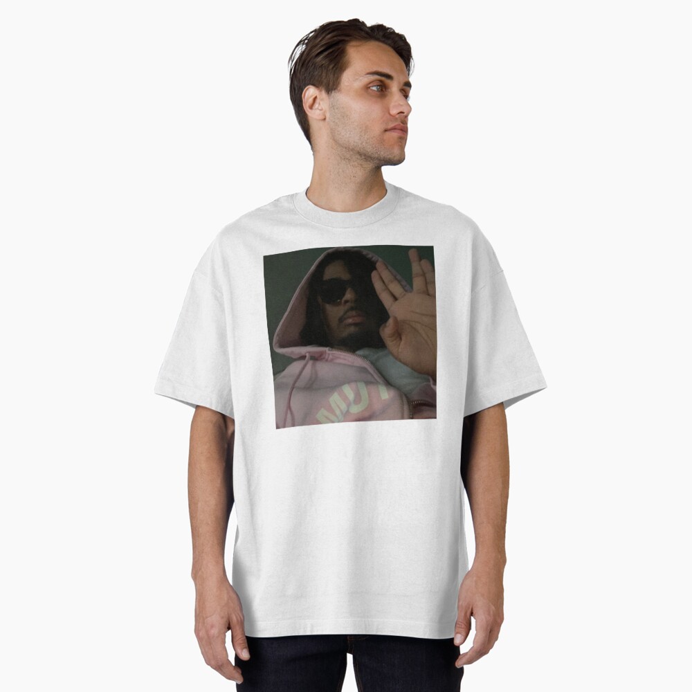 Aperçu de l'œuvre T-shirt oversize créée et vendue par rosead-bottss.