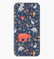 Vinilo o funda para iPhone Bosque de cuento de hadas. Fox, oso, mapache, búhos, conejos, flores y hierbas sobre un fondo azul.