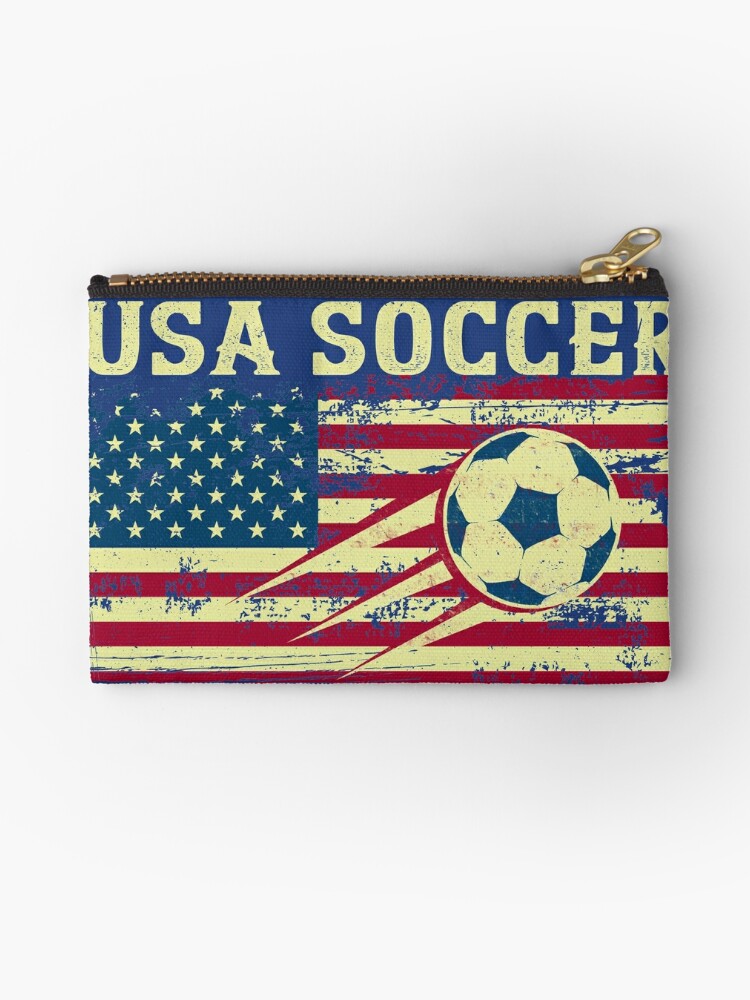 Espolvorear pescado Contiene Bolsos de mano «Camiseta de fútbol para niños y niñas con el logo de la  bandera de los EE. UU.» de fermo | Redbubble