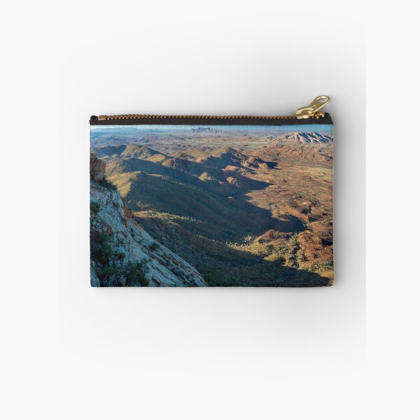 Artikelvorschau, Mt. Sonder und Mt. Razorback vom Mt. Zeil aus entworfen und verkauft von Travis Easton.
