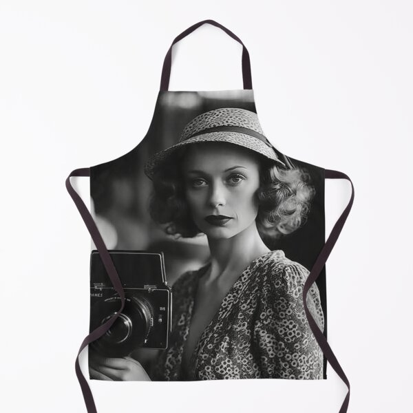 Artikelvorschau, Kamera in der Hand: Schwarzweiß, Film Noir-Stil, charmante Pose. entworfen und verkauft von WhiteWolfe0127.