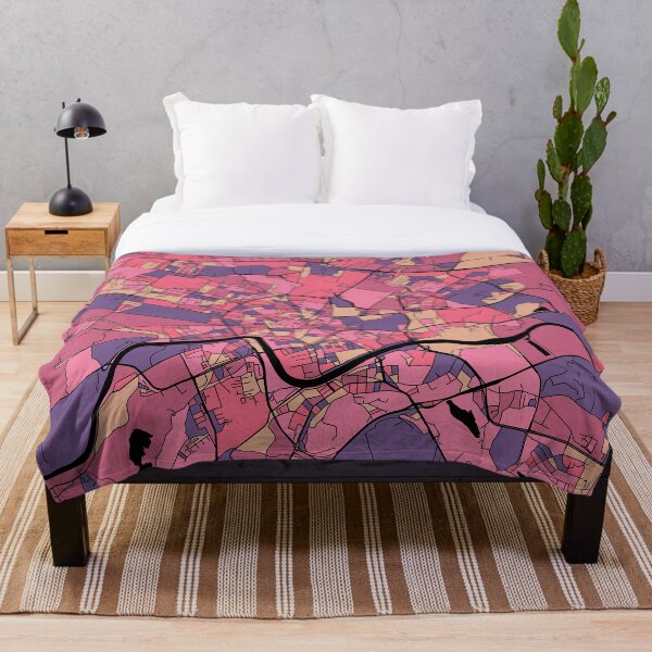 Artikelvorschau, Krakauer Kartenmuster in Lila und Rosa entworfen und verkauft von PatternMaps.