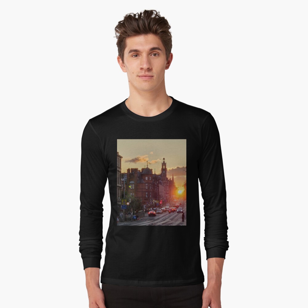 Vista previa del artículo con la obra «Camiseta de manga larga», diseñado y vendido por Jhevva.