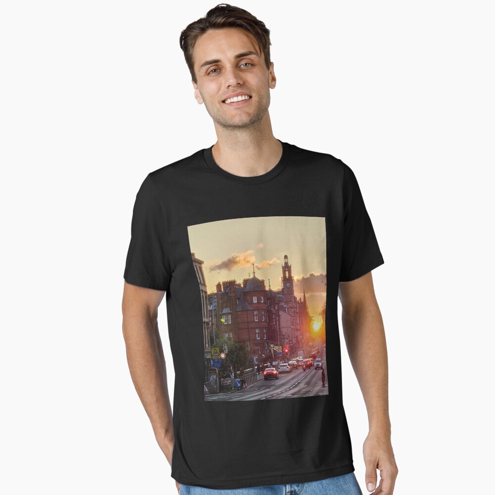 Vista previa del artículo con la obra «Camiseta esencial», diseñado y vendido por Jhevva.
