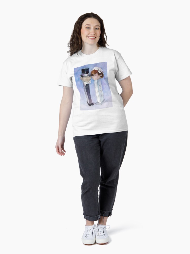 Imagen 4 de 7, Camiseta clásica con la obra Pareja Pez - Regalo de boda perfecto, diseñada y vendida por americ-alouis.