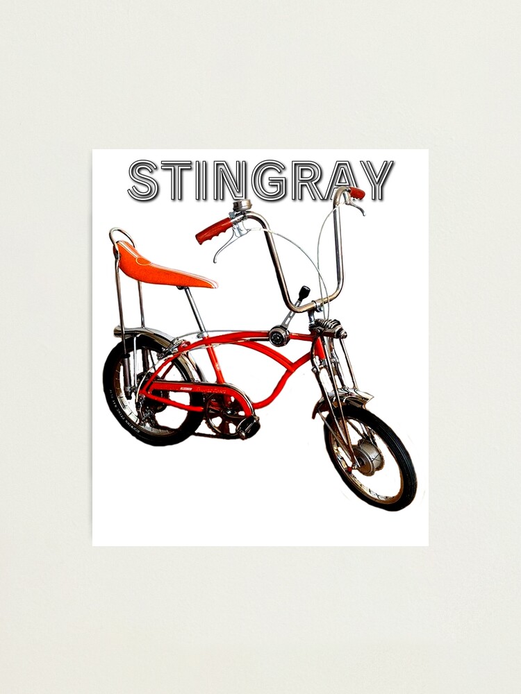 Un vieux vélo rouge vintage avec un siège de banane blanc garé dans un porte-vélo sur le trottoir Photo Stock - Alamy