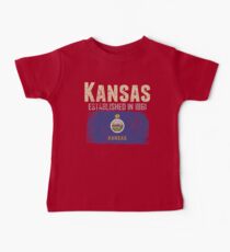Staat von Kansas Kleid mit offizieller Flagge auf einer beunruhigten Zustandskarte Baby T-Shirt