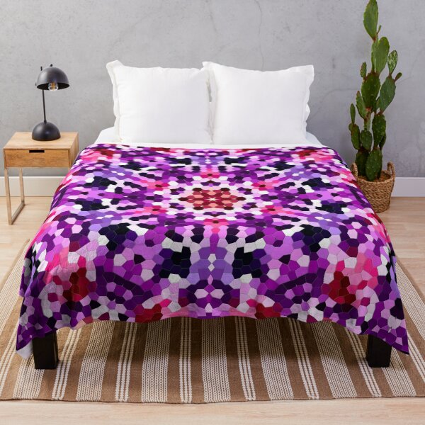 Artikelvorschau, Lebendiges geometrisches Mandala in Rosa, Lila und Weiß entworfen und verkauft von KaSaPo.