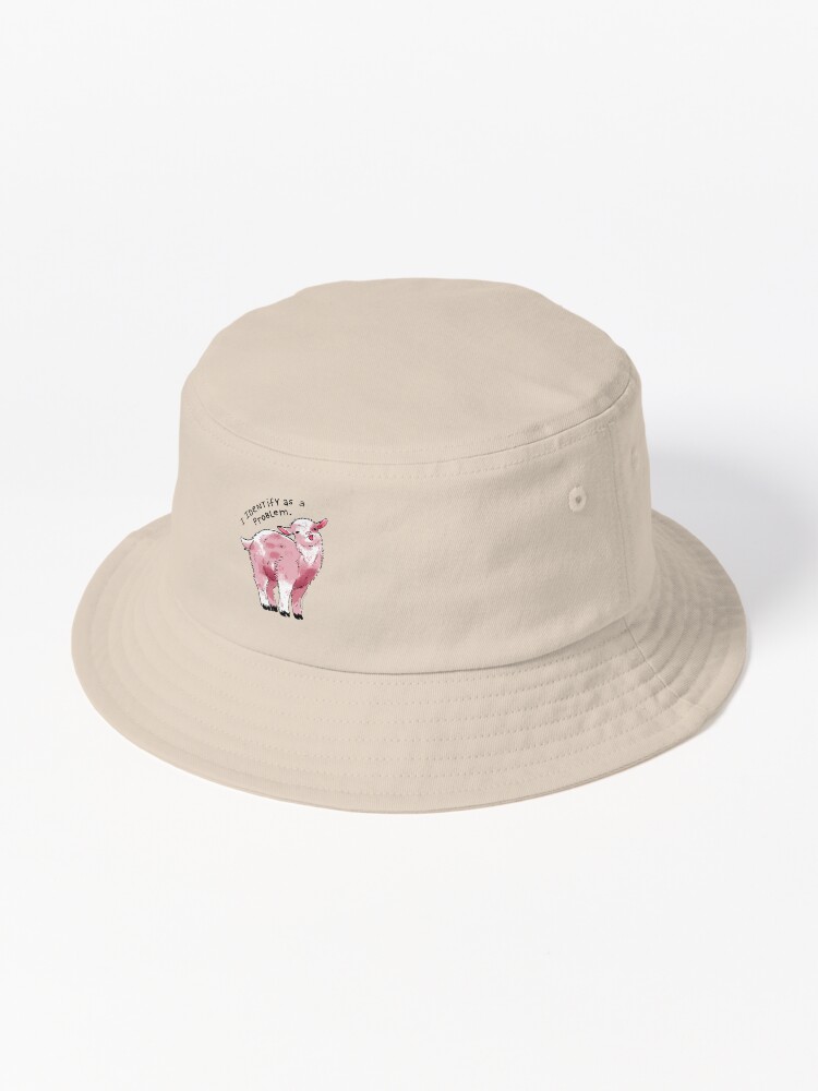 Imagen 1 de 6, Gorro de pescador con la obra Me identifico como una cabra problemática, diseñada y vendida por heyouwitheface.