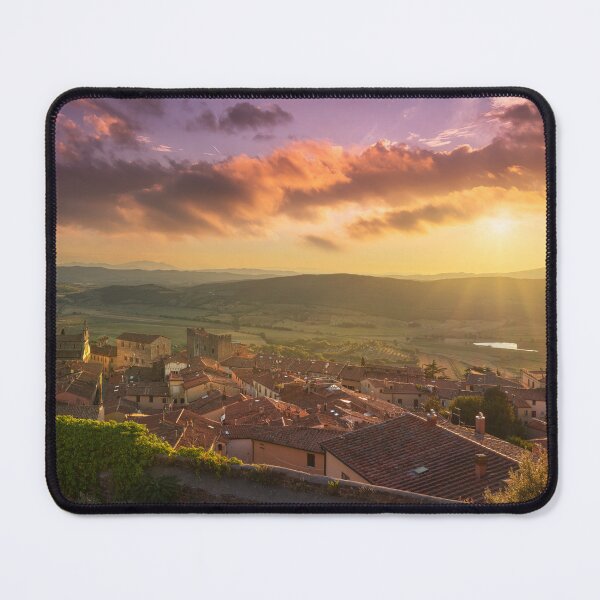 Artikelvorschau, Altstadt von Massa Marittima bei Sonnenuntergang. Toskana entworfen und verkauft von Stefano Orazzini.