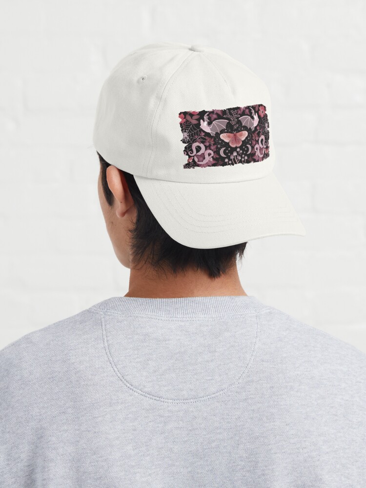 Aperçu 4 sur 7. Casquette avec l'œuvre Damassé gothique de chauve-souris et de serpent créée et vendue par adenaJ.