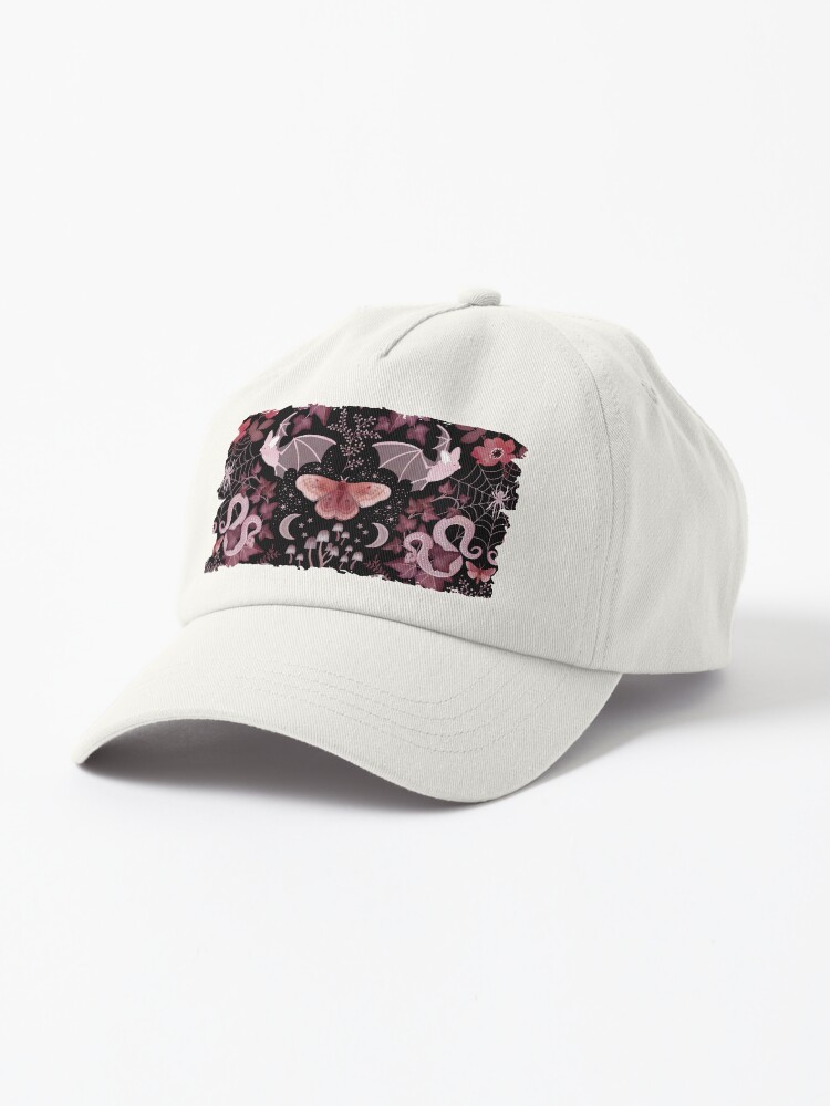 Aperçu 1 sur 7. Casquette avec l'œuvre Damassé gothique de chauve-souris et de serpent créée et vendue par adenaJ.