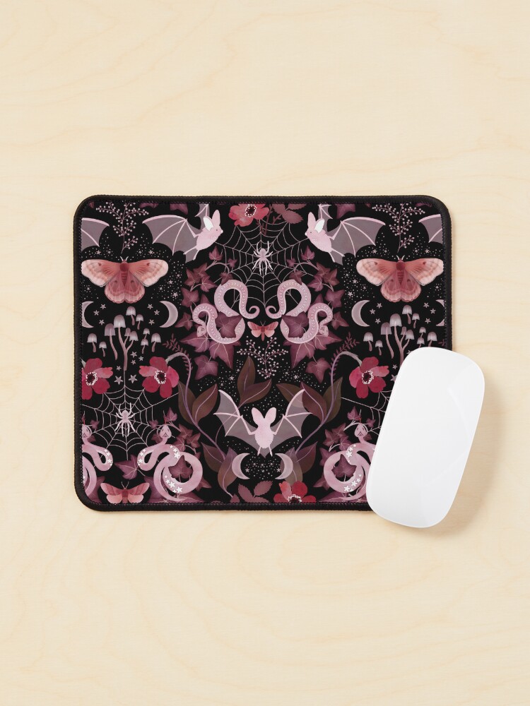 Aperçu 1 sur 5. Tapis de souris avec l'œuvre Damassé gothique de chauve-souris et de serpent créée et vendue par adenaJ.