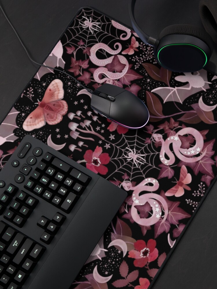 Aperçu 4 sur 5. Tapis de souris avec l'œuvre Damassé gothique de chauve-souris et de serpent créée et vendue par adenaJ.