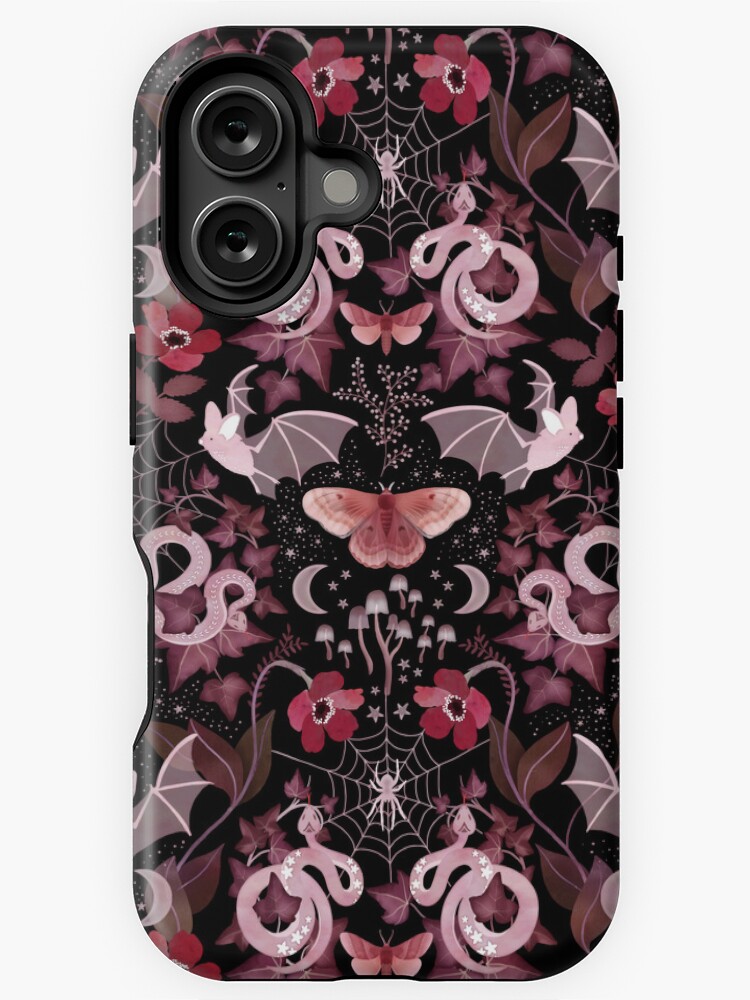 Aperçu 1 sur 4. Coque iPhone avec l'œuvre Damassé gothique de chauve-souris et de serpent créée et vendue par adenaJ.