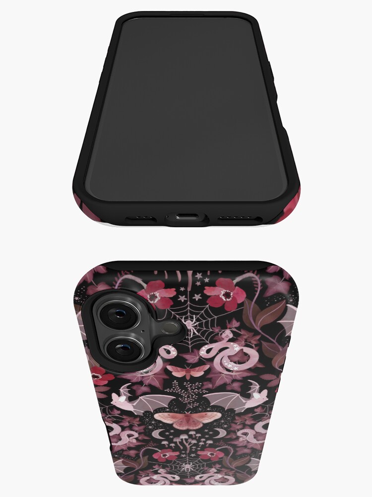 Aperçu 3 sur 4. Coque iPhone avec l'œuvre Damassé gothique de chauve-souris et de serpent créée et vendue par adenaJ.