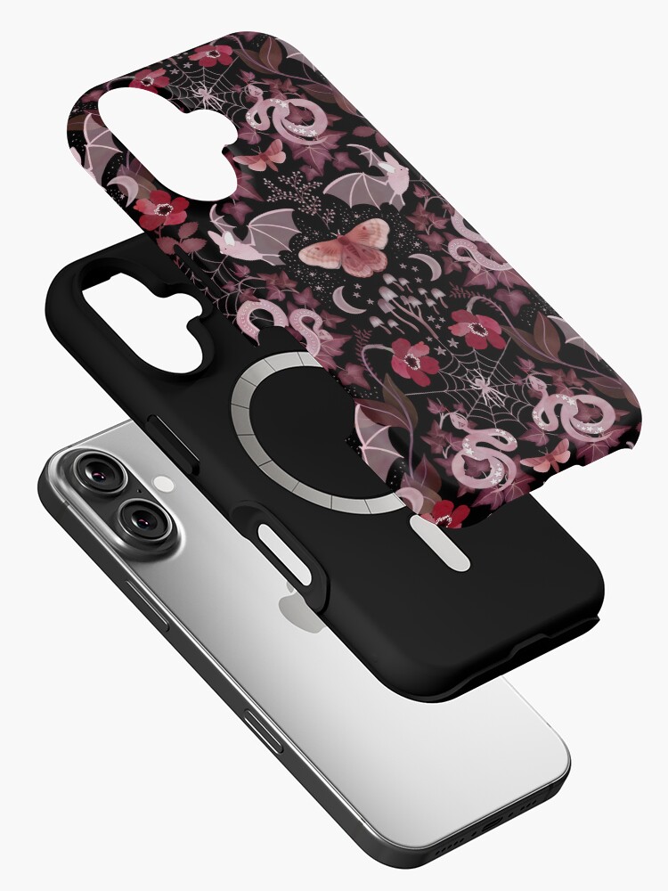 Aperçu 2 sur 4. Coque iPhone avec l'œuvre Damassé gothique de chauve-souris et de serpent créée et vendue par adenaJ.