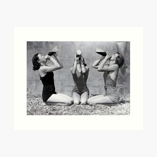 Aperçu de l'œuvre Femmes buvant du vin, photo vintage noir et blanc créée et vendue par modernretro.