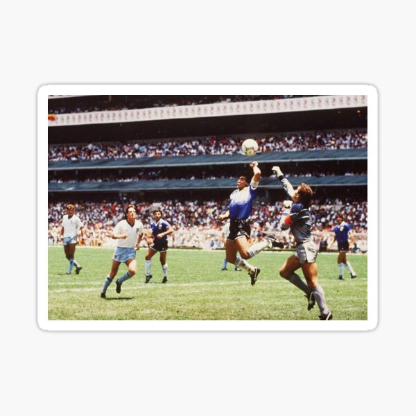 Maradona a coupé à l'intérieur depuis la gauche et a effectué une passe en diagonale vers le bord de la zone pour coéquipier Jorge Valdano et a continué sa course dans l'espoir d'un mouvement un-deux. La passe de Maradona a été jouée légèrement derrière Sticker