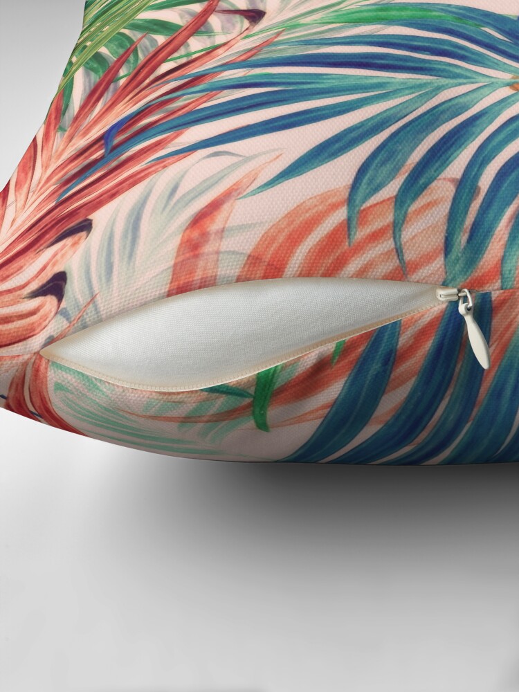 Aperçu 2 sur 4. Coussin avec l'œuvre Feuilles de palmier en couleur créée et vendue par BessoChicca.