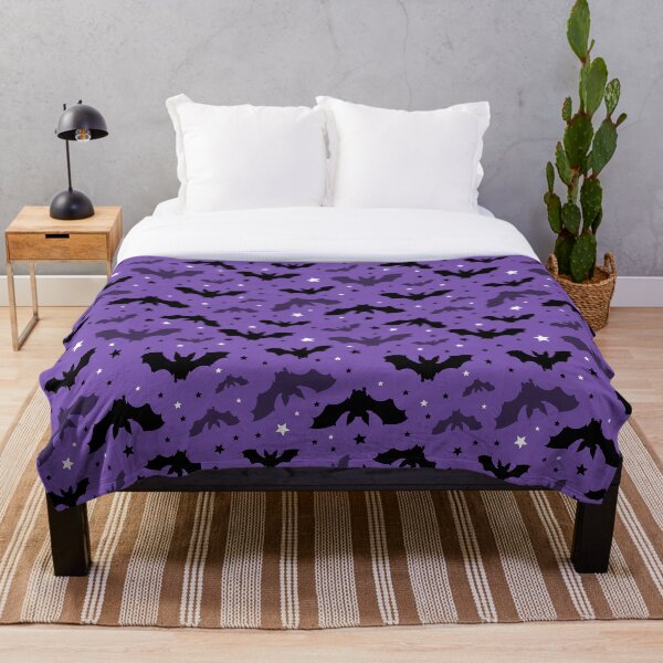 Aperçu de l'œuvre Chauves-souris volantes et étoiles motif mignon noir et violet créée et vendue par SeGoArtDesign.