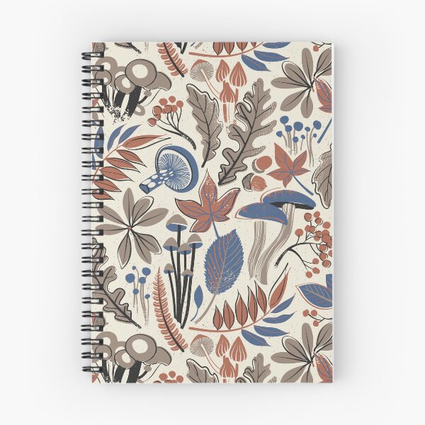 Artikelvorschau, Herbstfreuden // Panna Cotta beige Hintergrund braun blau und schwarz Herbstblätter Eicheln Cordiceps blau rosa Kiemen und Austernpilze und Beeren entworfen und verkauft von SelmaCardoso.