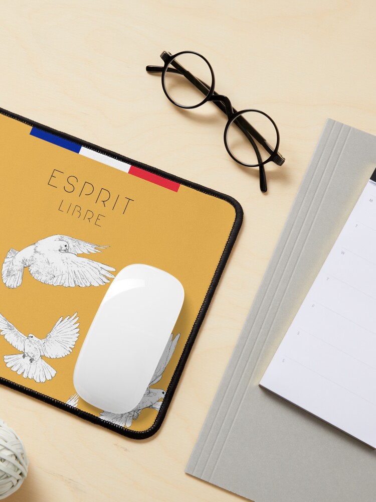 Aperçu 3 sur 5. Tapis de souris avec l'œuvre L'ESPRIT LIBRE créée et vendue par IsaureEcartfixe.