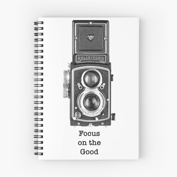 Aperçu de l'œuvre Vue latérale d'un appareil photo à double objectif vintage des années 1950 - Focus texte noir créée et vendue par DecPhoto.