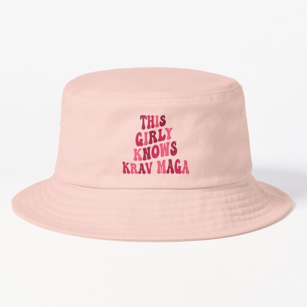 Vista previa del artículo con la obra «Esta chica sabe Krav Maga, Pink Groovy Design», diseñado y vendido por AryaSubramanian.