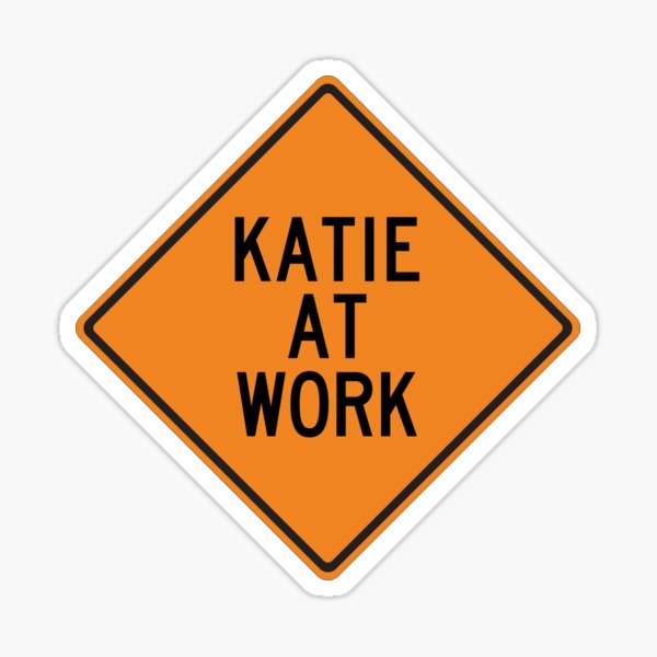 Artikel-Vorschau von Katie bei der Arbeit Lustiges personalisiertes Warnschild, designt und verkauft von Wurmbone.