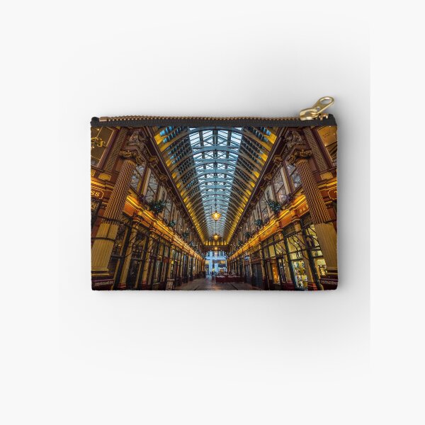 Artikelvorschau, Der Leadenhall Market in London ist dezent mit Weihnachtsbäumen geschmückt entworfen und verkauft von bailey-cooper.