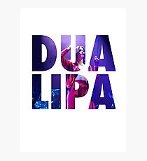 DUA LIPA - auf der Bühne Schriftzug Fotodruck