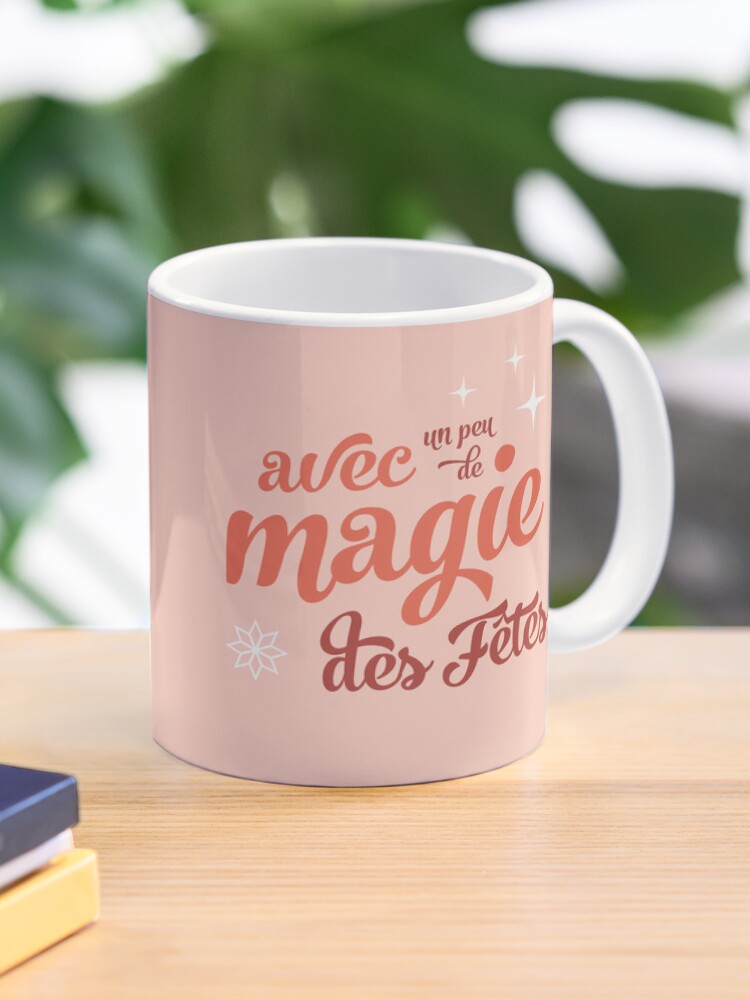 Aperçu 1 sur 6. Mug à café avec l'œuvre avec un peu de magie des Fêtes créée et vendue par Émilie avec magie.