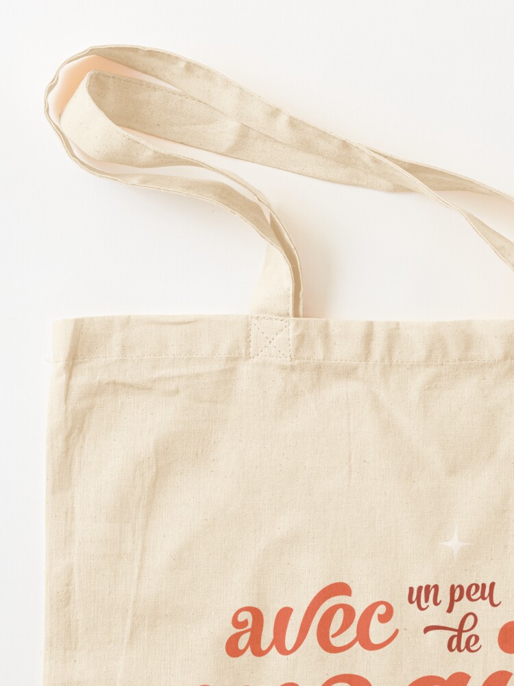 Aperçu 3 sur 5. Tote bag avec l'œuvre avec un peu de magie des Fêtes créée et vendue par emiliewhite.