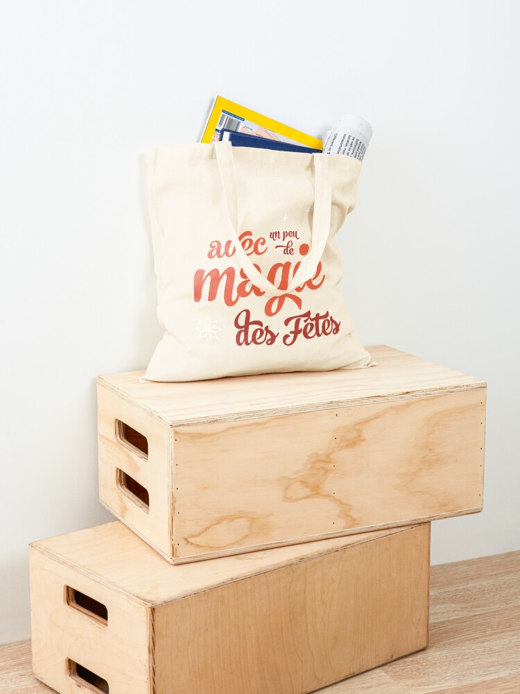Aperçu 4 sur 5. Tote bag avec l'œuvre avec un peu de magie des Fêtes créée et vendue par emiliewhite.