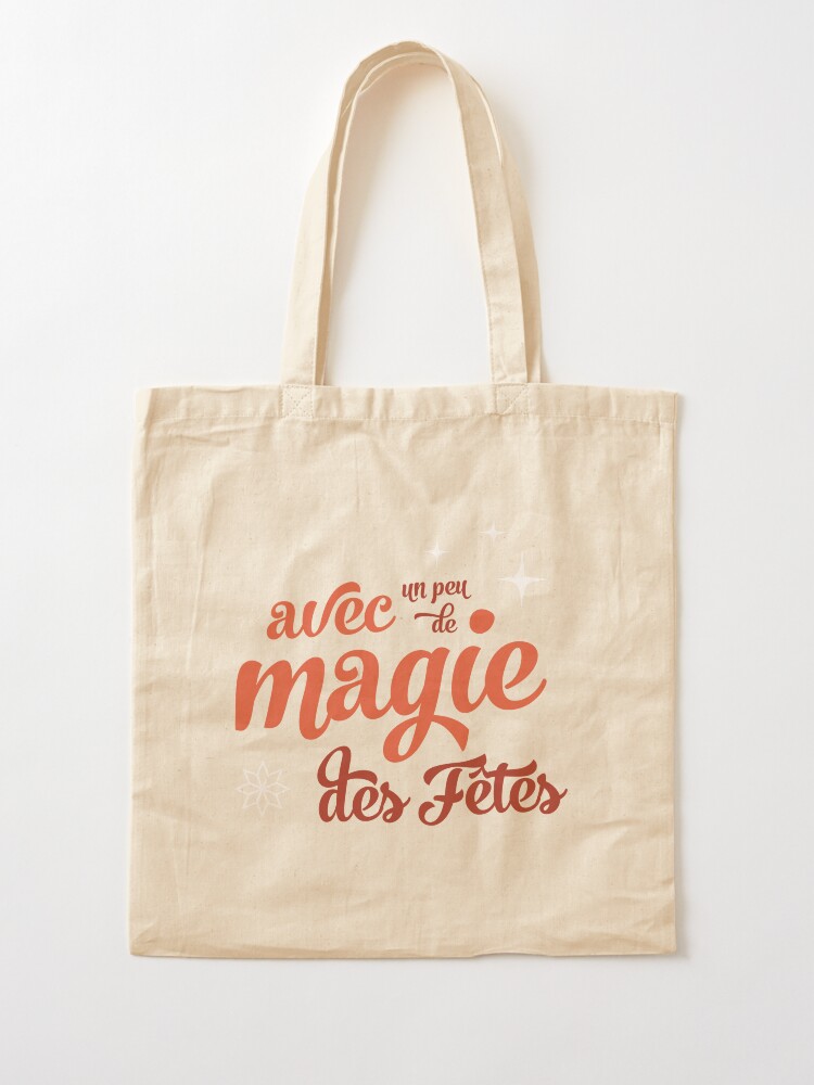 Aperçu 2 sur 5. Tote bag avec l'œuvre avec un peu de magie des Fêtes créée et vendue par emiliewhite.
