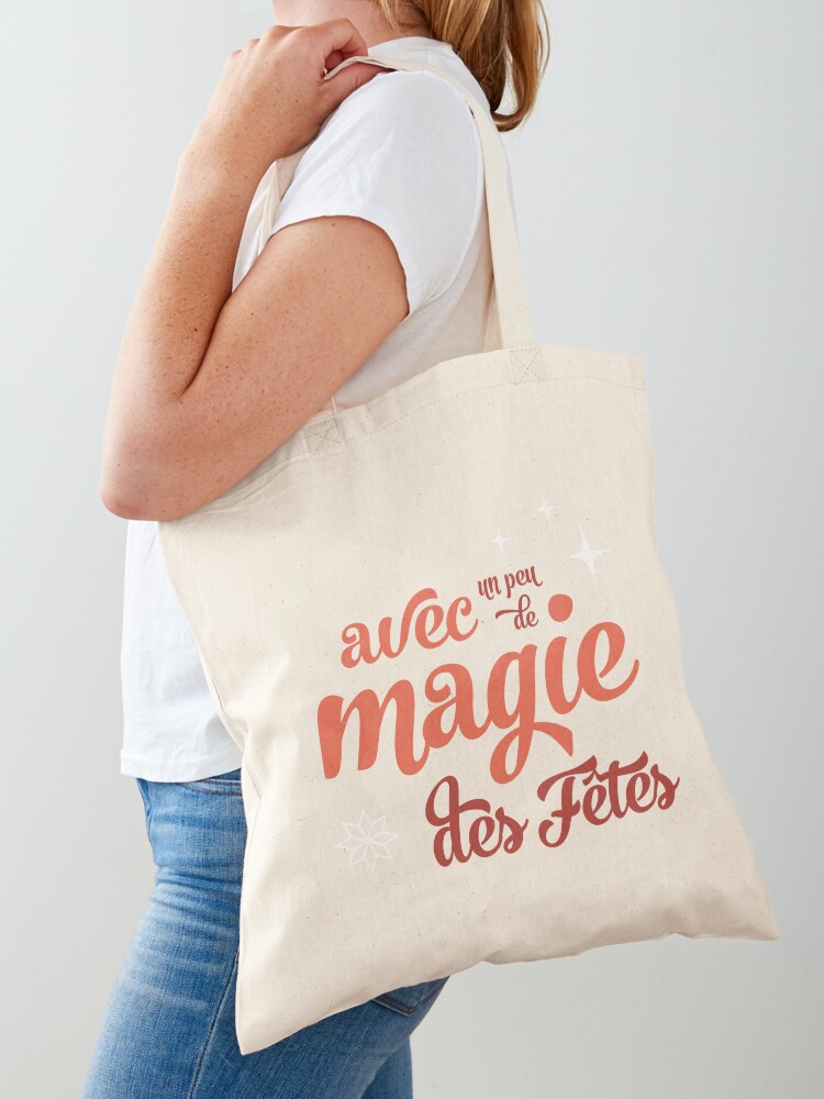 Aperçu 1 sur 5. Tote bag avec l'œuvre avec un peu de magie des Fêtes créée et vendue par emiliewhite.