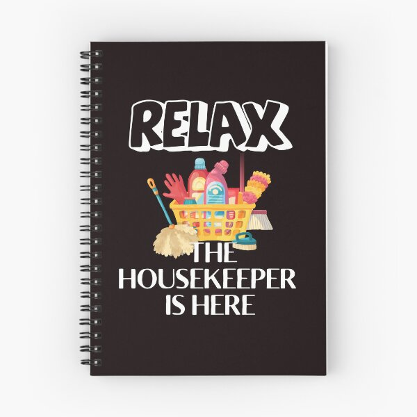 Artikelvorschau, Housekeeping Humor Entspannen Sie sich. Die Haushälterin ist hier sauberer entworfen und verkauft von MagicSD Designs.