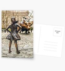 Postales Estatua sin miedo de la muchacha y de Wall Street Bull - Nueva York