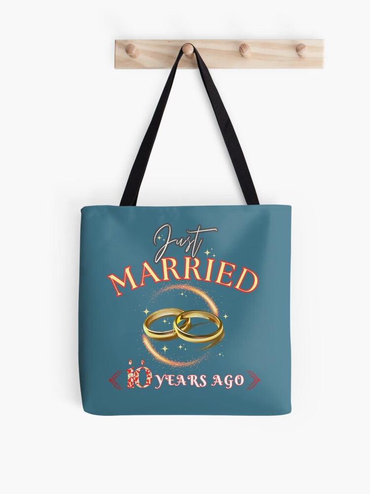 Tote bag for Sale avec l'œuvre « Tee-shirt Just Married il y a 10