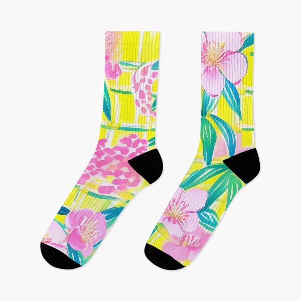 Artikelvorschau, Adrette rosa Blüten und grüne Blätter auf Gelb entworfen und verkauft von SophieClimaArt.