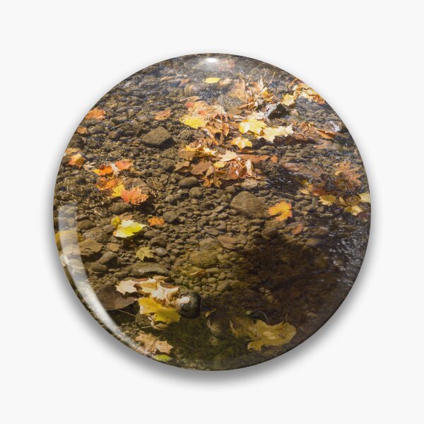 Artikelvorschau, Herbstlicher Wandteppich – Sauberer Fluss mit schwimmendem Ahornblatt-Bildmuster entworfen und verkauft von Georgia Mizuleva.