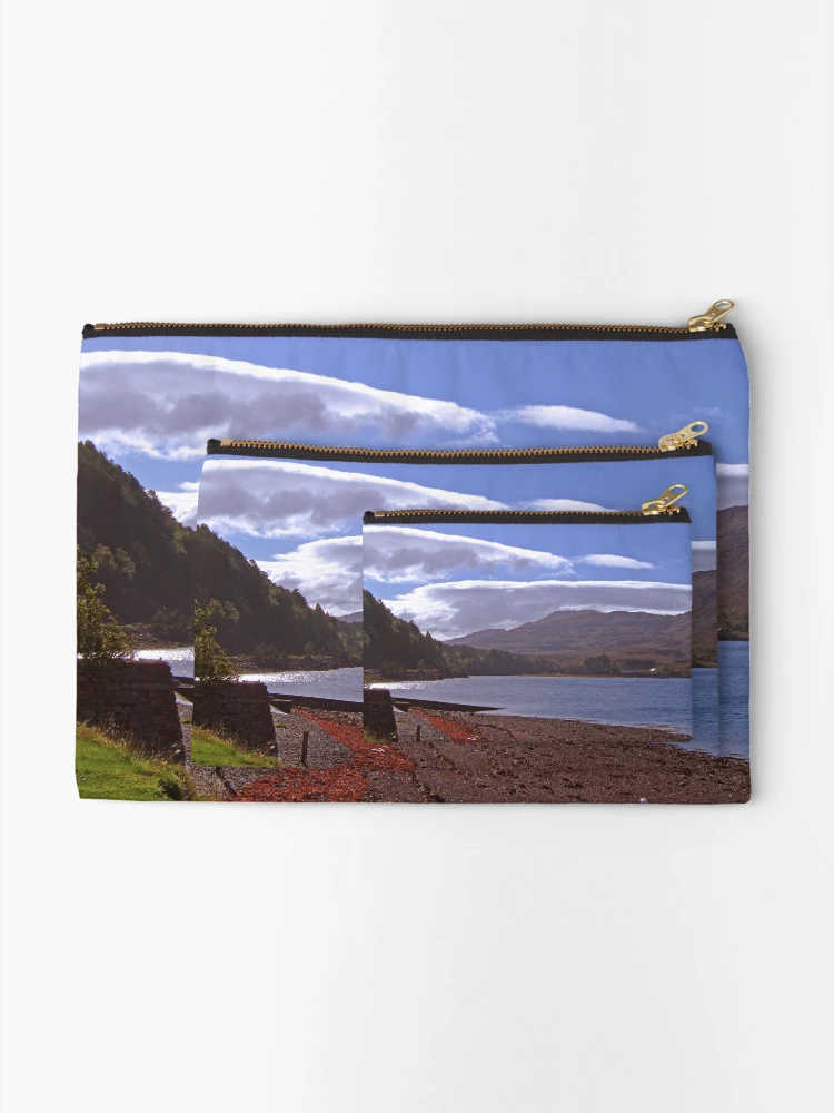 Aperçu 2 sur 4. Pochette avec l'œuvre Loch Shieldaig créée et vendue par Elizabeth Austin-Craig.