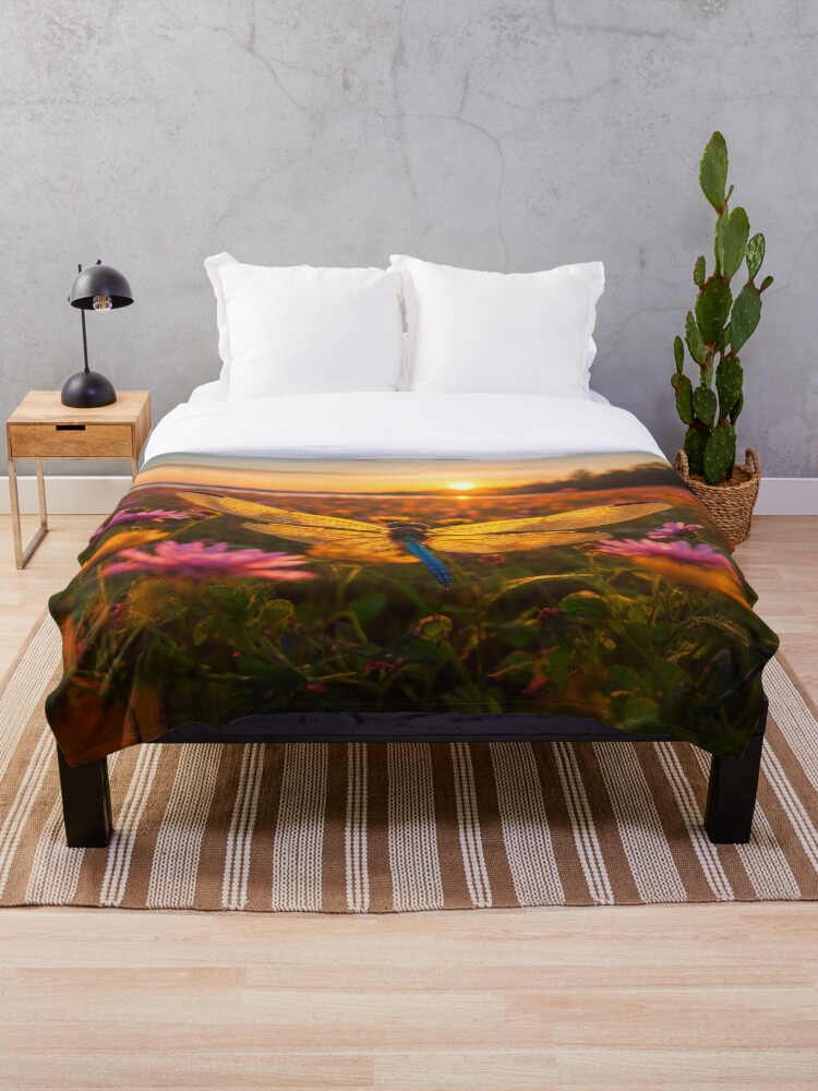 Aperçu 1 sur 6. Plaid avec l'œuvre Dragonfly Sunrise créée et vendue par Glenburn Graphics.